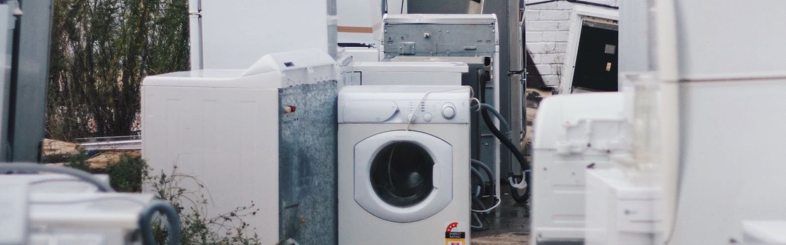 Alte Waschmaschinen auf einem Platz