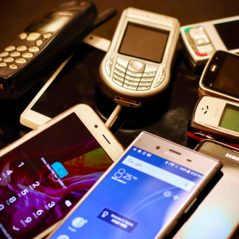 Viele neue und alte Smartphones und Handy auf einem Tisch